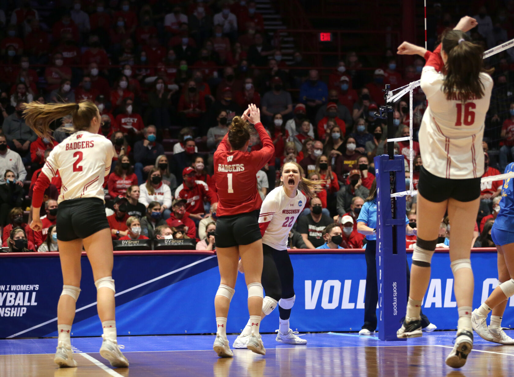 120921_uwvolleyball_17.JPG